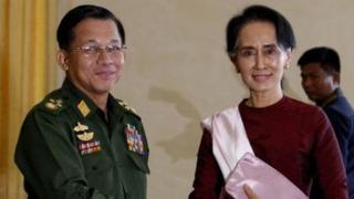 ဒေါ်အောင်ဆန်းစုကြည်ကို ဗိုလ်ချုပ်မှူးကြီး မင်းအောင်လှိုင်နဲ့ အတူ တွေ့ရစဉ်