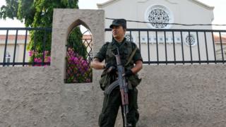 துப்பாக்கி ஏந்திய பாதுகாப்பு வீரர்.