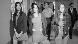 Leslie Van Houten (izq.) se dirige al tribunal en 1970.