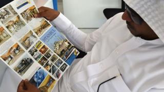 مواطن سعودي يطالع دليلا سياحيا عن تركيا