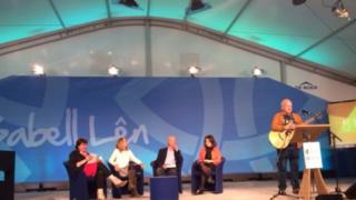 Nici Beech, Siân James, Huw Jones, Sara Meredudd a Geraint Lovgreen