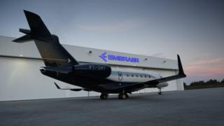 Legacy em frente a hangar da Embraer
