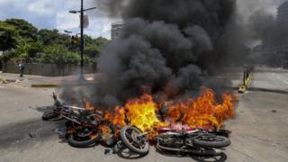 Motos en llamas.