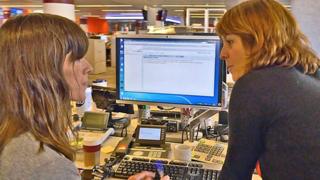 Leire Ventas, periodista de BBC Mundo, junto a Carolina Robino, editora general de BBC Mundo