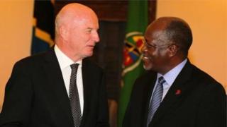 Rais wa Tanzania akiwa na mjumbe wa Umoja wa Ulaya Tanzania, Balozi Roeland van de Geer