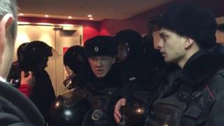 Полиция выводила людей из кинозала после того, как активисты SERB облили экран вонючей жидкостью