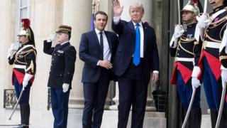 Emmanuel Macron (kushoto) na Trump wakiwa katika picha ya pamoja katika ikulu ya Paris
