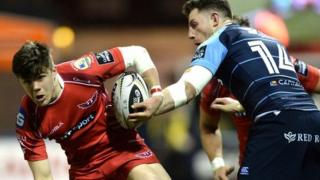 Steffan Evans ag Alex Cuthbert