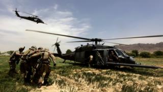 Американские войска ведут раненого солдата к вертолету в Афганистане, май 2010 г.