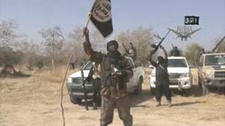 Aṣíwájú ikọ̀ boko haram pẹ̀lú àṣíá ẹgbẹ́ náà