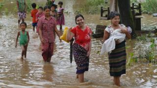 ရေဘေးသင့်ပြည်သူတွေ အလှူပစ္စည်းတွေ လာယူနေစဉ်