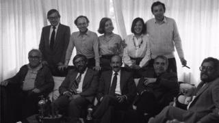 De izquierda a derecha de pie: Benjamín Wong, Iván Restrepo, Elena Poniatowska, Margo Su y Héctor Aguilar Camín. Sentados: Carlos Monsiváis, Miguel Ángel Granados Chapa, Carlos Salinas, Gabriel García Márquez y León García Soler.