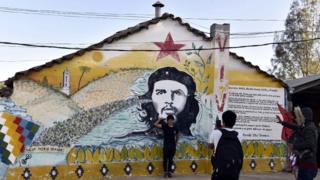Мальчик на фоне портрета Че Гевары