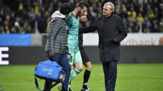David de Gea limps off injured