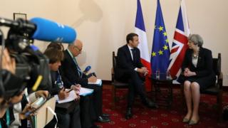 Президент Франции Эммануэль Макрон встречается с премьер-министром Великобритании Терезой Май 26 мая 2017 года