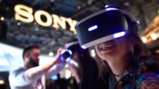 Женщина носит гарнитуру виртуальной реальности на Consumer Electtronics Show в Лас-Вегасе