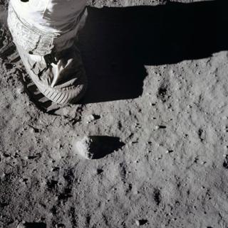 Bota de astronauta pisando la superficie de la Luna