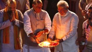 নিজের কেন্দ্রে পূজা করছেন নরেন্দ্র মোদী