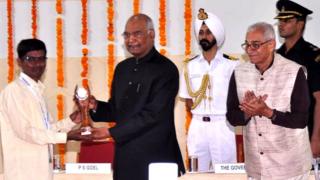 நோயாளிகள் தங்களை பராமரிப்பதற்கு படிக்காத மெக்கானிக் கண்டுபிடித்த "டாய்லெட் படுக்கை"