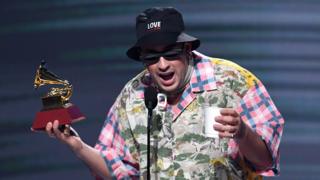 Bad Bunny con su Grammy a mejor álbum de música urbana en Las Vegas, 14 de noviembre de 2019