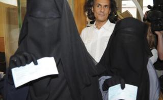 Dua perempuan dengan penutup tubuh penuh