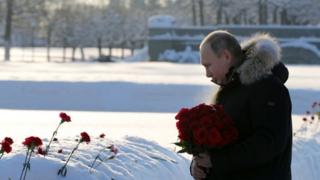 Russian President lays flowers at the Piskaryovskoye cemetery in St Petersburg. Photo: 27 January 2019
