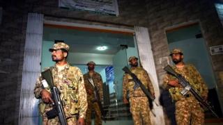 Six personnes dont deux médecins ont été arrêtées après une perquisition dans une maison de Lahore où se déroulaient des greffes sauvages.