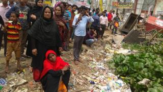পানাভর্তি জলাশয়ের ধারে বসে শ্রমিকদের আহাজারি।