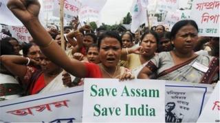आसाममध्ये आंदोलक महिला