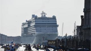 Cruise gemilerinin Venedik'e zarar verdiğini savunanlar, turizme kısıtlama getirilmesini talep ediyor
