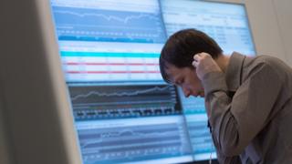 Рубль и фондовый рынок продолжили падение на открытии торгов в четверг