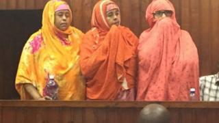 De gauche à droite, Shukri Ali, Saida Ali et Naima Mohamed Ali, comparaissent devant un tribunal de Mombassa