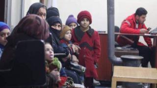 Carruur ku sugan magaalada Bariga Ghouta oo sugaya in loo daadgureeyo magaalada Dimishiq