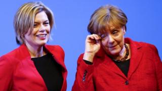 Ангела Меркель, канцлер Германии и лидер консервативной партии Христианско-демократического союза, вытирает глаза после предвыборной кампании с Юлией Клокнер в Бад-Нойенар-Арвайлер 9 марта 2016 года