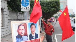 74岁的萧先生,每个月固定率队来台湾总统府前挥舞五星旗与中共党旗,并挂上孙文与习近平肖像。