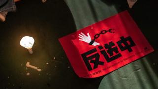 香港「六四」燭光悼念晚會上一面反對《逃犯條例》修訂草案之海報置於地上(4/6/2019)