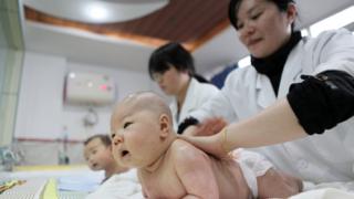 為嬰兒作按摩的重慶一個幼兒中心