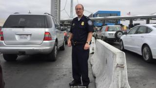 Robert Hood posa vestido de uniforme de funcionário de proteção de fronteiras americano