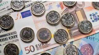 Il a déclaré aux agents des douanes qu'il résidait en Espagne.