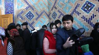Зиёратгоҳга пойафзал ечиб кирилади.
