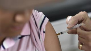 Niño poniéndose una vacuna en Minas Gerais