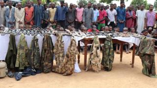 Awọn aṣọ ọmọ ogun ati ibọn ti wọn gba lọwọ awọn afurasi naa