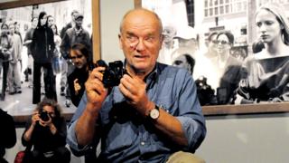 Peter Lindbergh holding a camera