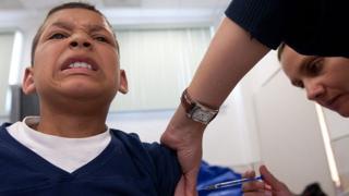 Niño vacunándose