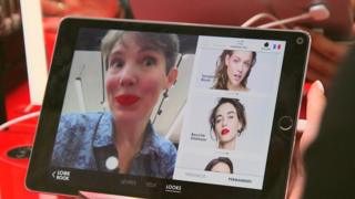 تطبيق جديد بتقنية الواقع المعزز يسمح للنساء بتجربة الألوان المختلفة لمستحضرات التجميل افتراضيا