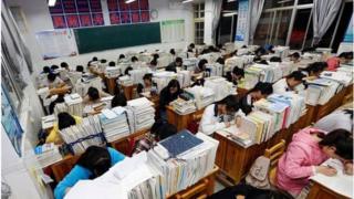 中國學生在學校裏學習