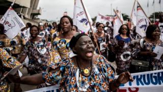 Les partisans d'Étienne Tshisekedi chantent et dansent avant ses obsèques au stade des Martyrs de Kinshasa.