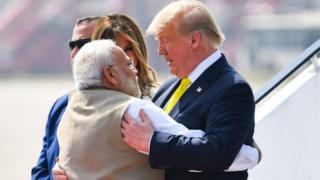 Narendra Modi dey hug Donald Trump