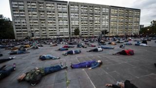 Cientos de activistas tendidos en el suelo en conmemoración del 50 aniversario de la Masacre de Tlatelolco en Plaza de las Tres Culturas, 1 de octubre de 2018