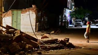 Un hombre mira una vivienda destruida